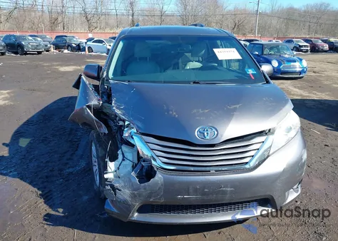 2015 Toyota Sienna Xle Premium 8 Passenger z USA, uszkodzony, nr VIN 5TDYK3DC8FS557800